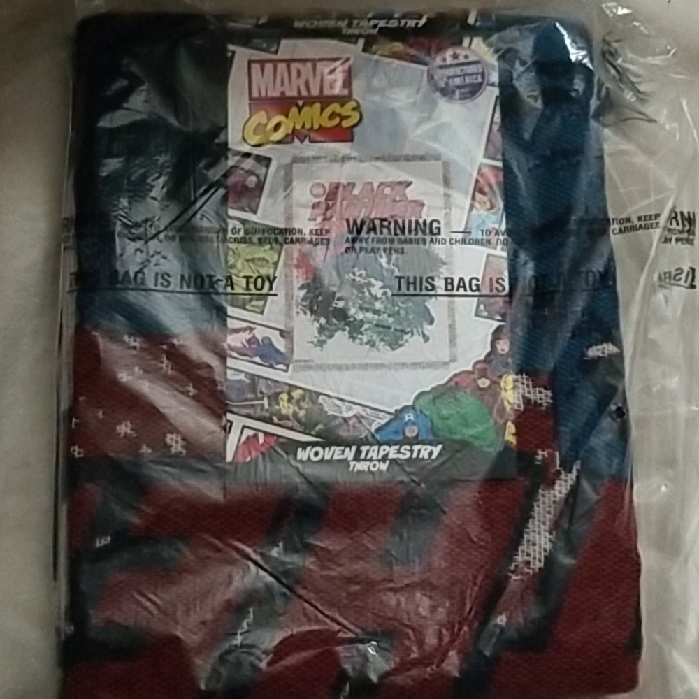Black Panther woven tapestry throw - Picture 2 of 4